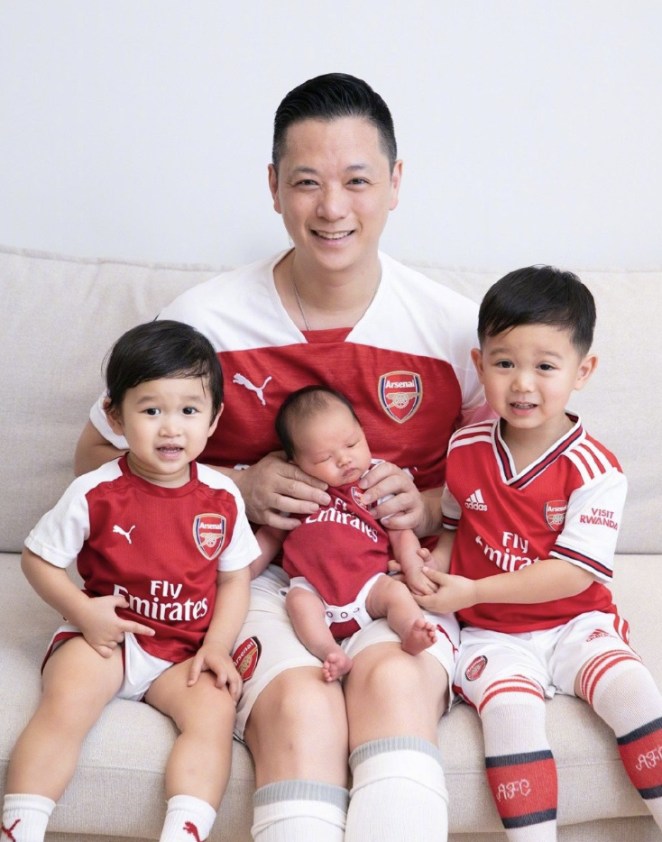 胡杏儿一家五口另类同框，为幼子庆祝百日，三胎与老大长相神相似