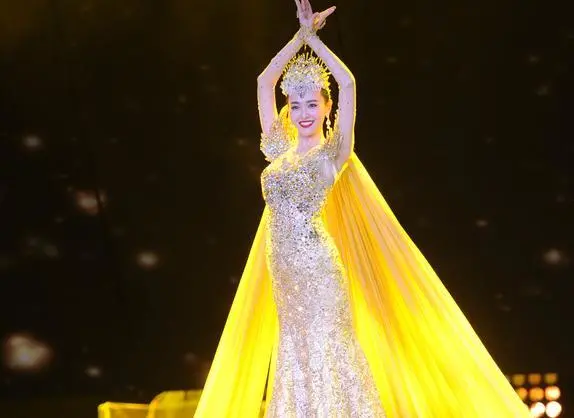金鹰女神礼服曝光！满身藏小灯泡还会发光，鹰羽元素硬被做成鸡毛
