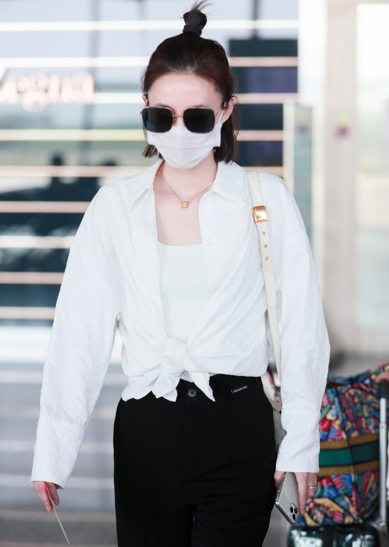 王丽坤真有一套，休闲装的都能“二八分”，但