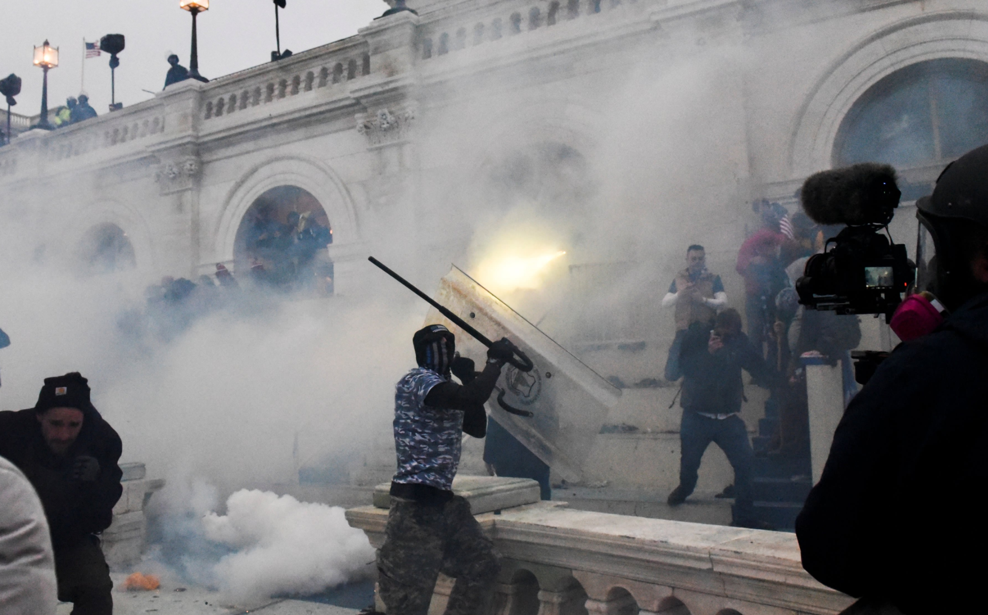 佩洛西叨叨的美麗風景線，終於在自己的辦公室上演