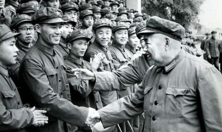 放牛娃出身，林彪麾下第一大将，名字写进美军军史