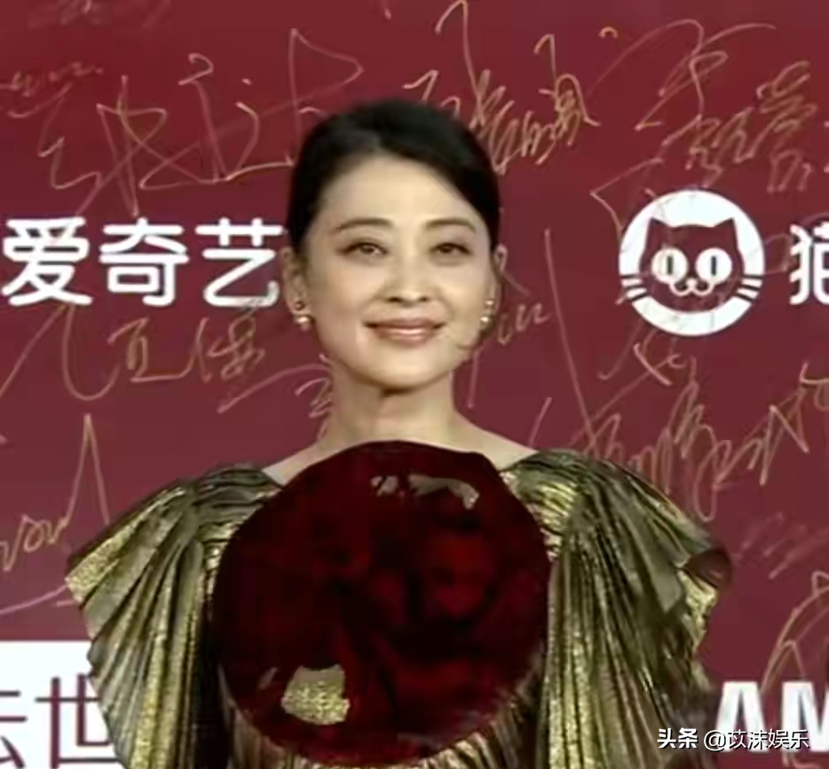 女明星红毯造型千奇百怪，杨颖太俗，梅婷让人