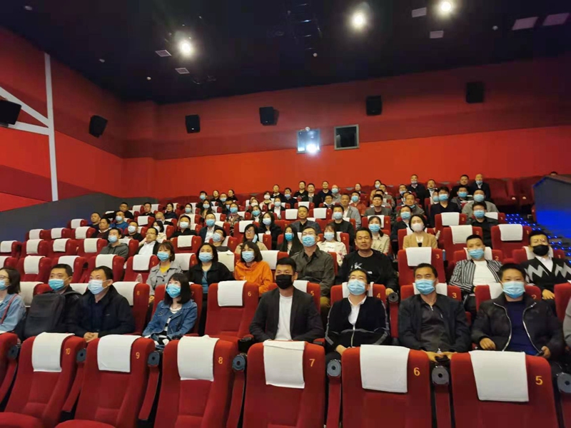 咸阳市中级人民法院组织党员干警观看电影《无翅飞翔》