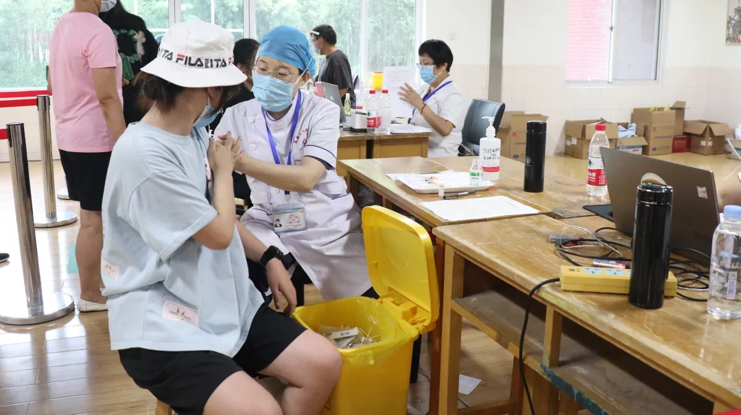 全心守护，筑牢免疫屏障——我校顺利开展学生新冠肺炎疫苗接种