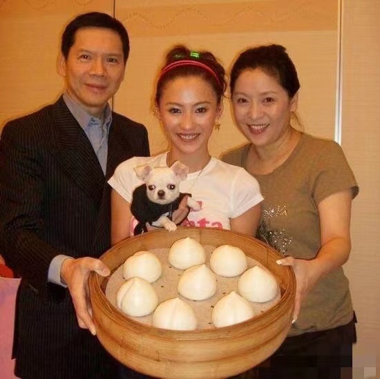 张柏芝否认怀了第四胎后，再添实锤？难怪向太曾称她谎话精