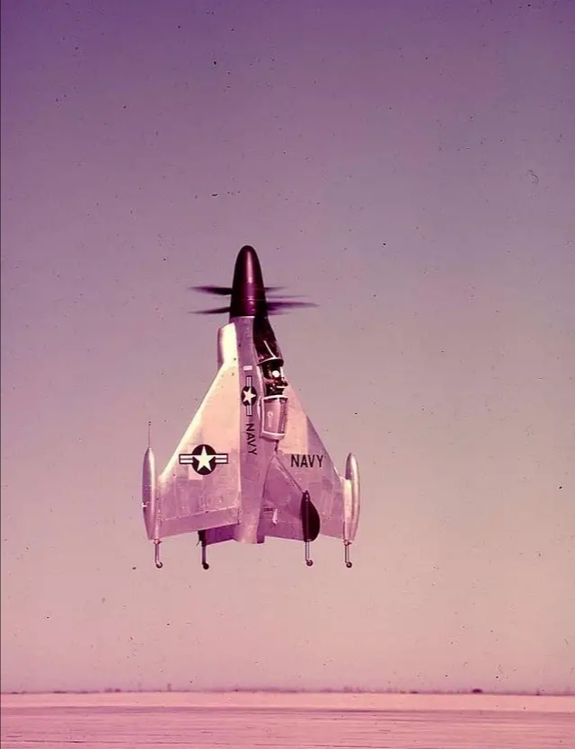 飞机当火箭开，美军“旱地拔葱”战机垂直上天