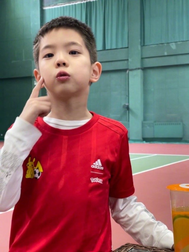 杜江携老婆儿子现身机场，7岁嗯哼暴风抽高，霍思燕被拍成短粗腿