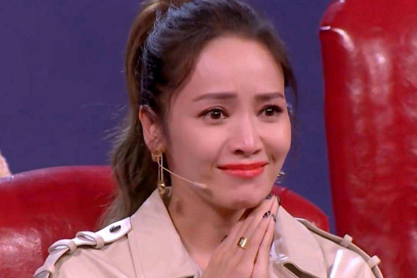 侯佩岑回应昆凌撞图风波,现场表情略显尴尬,四字回应被赞高情商