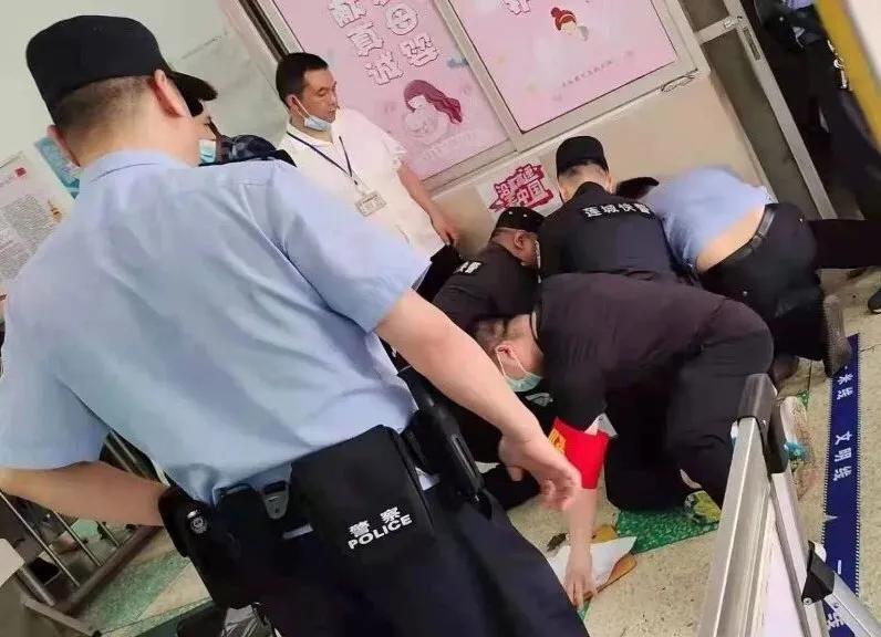 湘潭汽车站工作人员赤手空拳，奋勇制服猥亵嫌犯