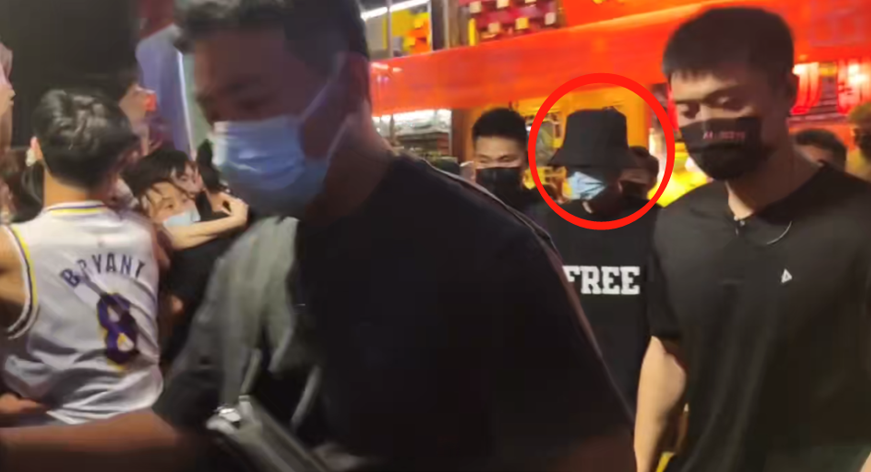 肖战深夜吃火锅被拍!李沁低调相陪,十几名黑衣大汉难挡粉丝围堵