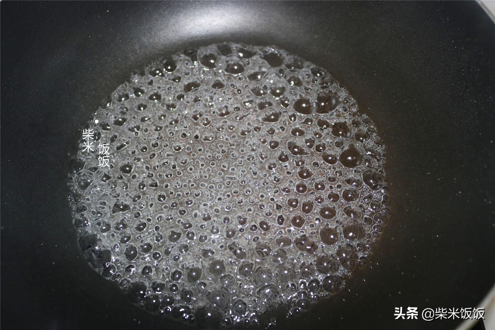 一碗糯米粉，一碗糖水，做80后小时候的零食，香甜酥脆真好吃