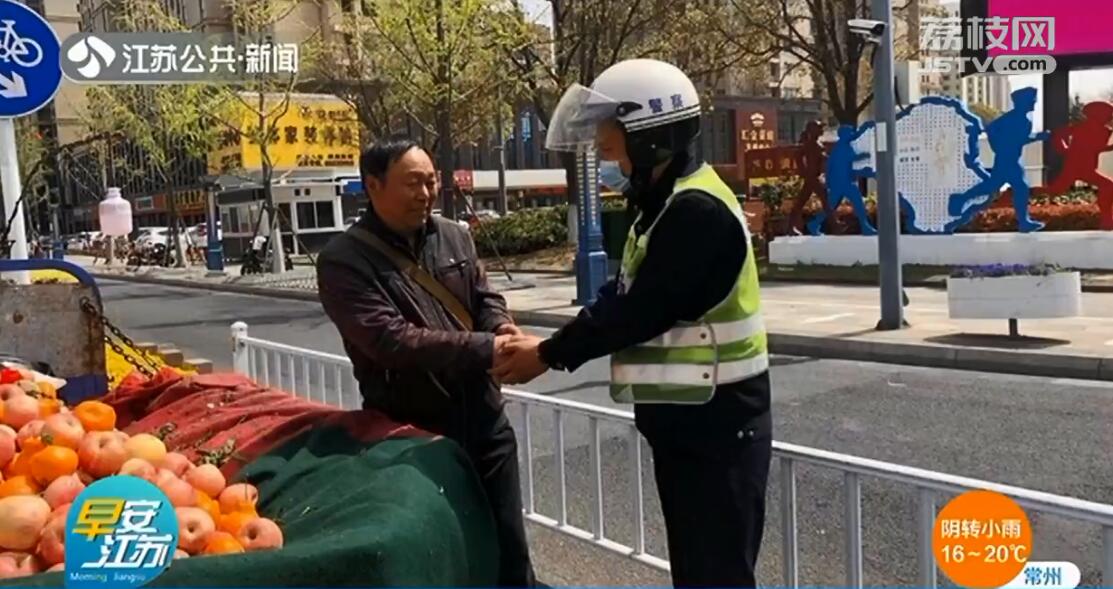 车辆侧翻水果落满地 警民联手变“搬运工”