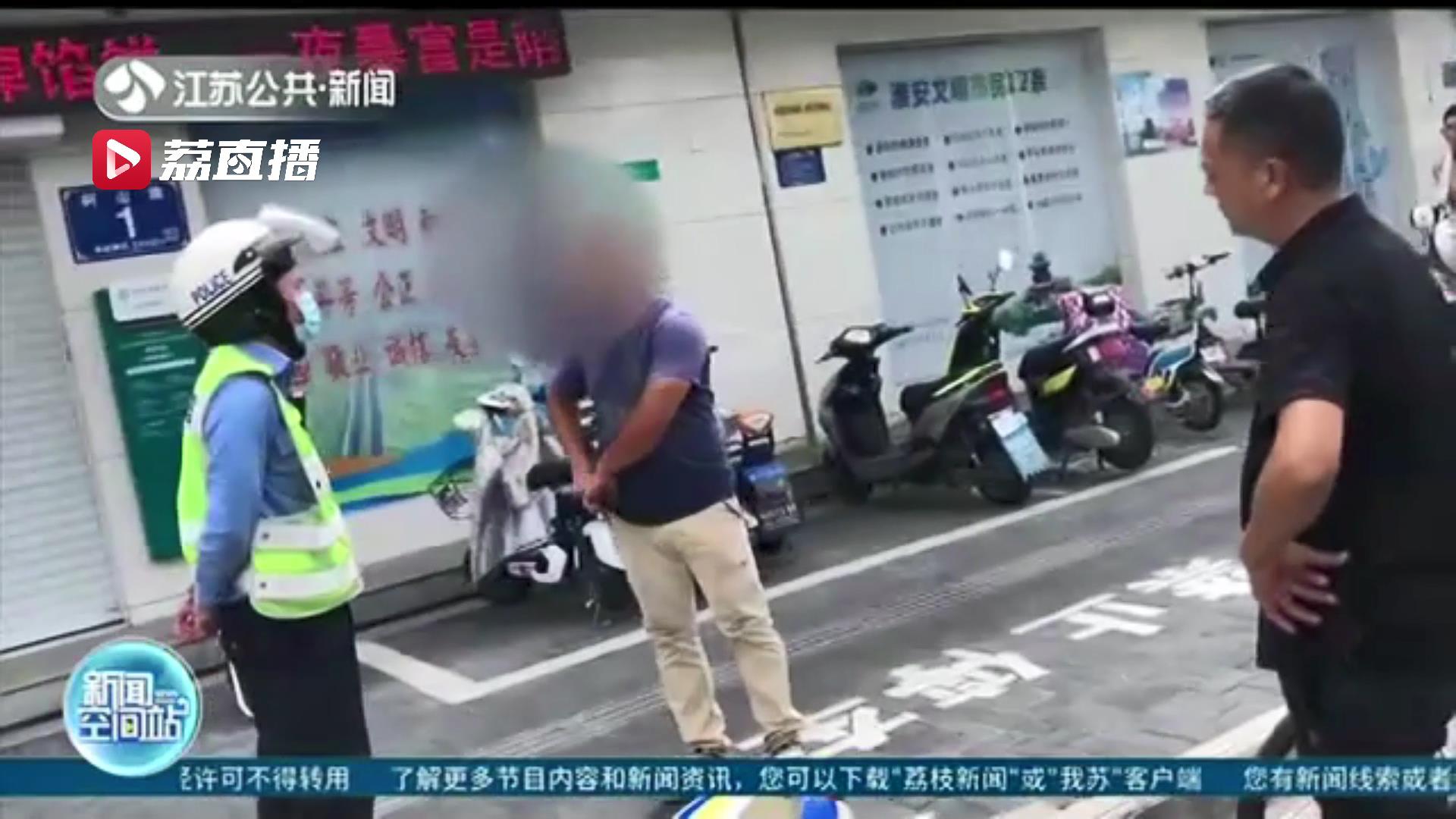 #货车#暴怒司机当街辱骂辅警 行为过激！误以为货车被贴罚单