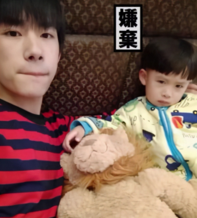 易烊千玺7岁弟弟创世界纪录！近照留西瓜头，五官长开比哥哥还帅