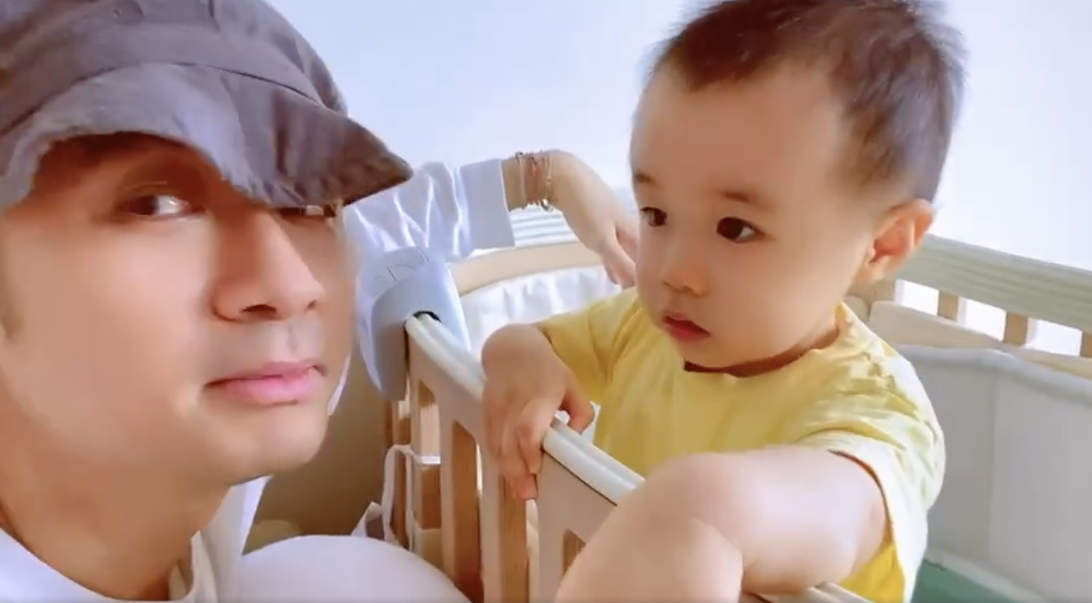 古巨基母親節曬全家福，將妻子摟在懷裡，不因兒子更愛媽媽而吃醋