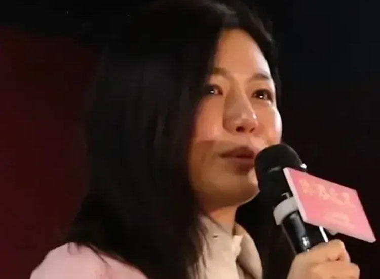 37岁陈妍希又胖了 穿针织衫包不住腰 脸比 小