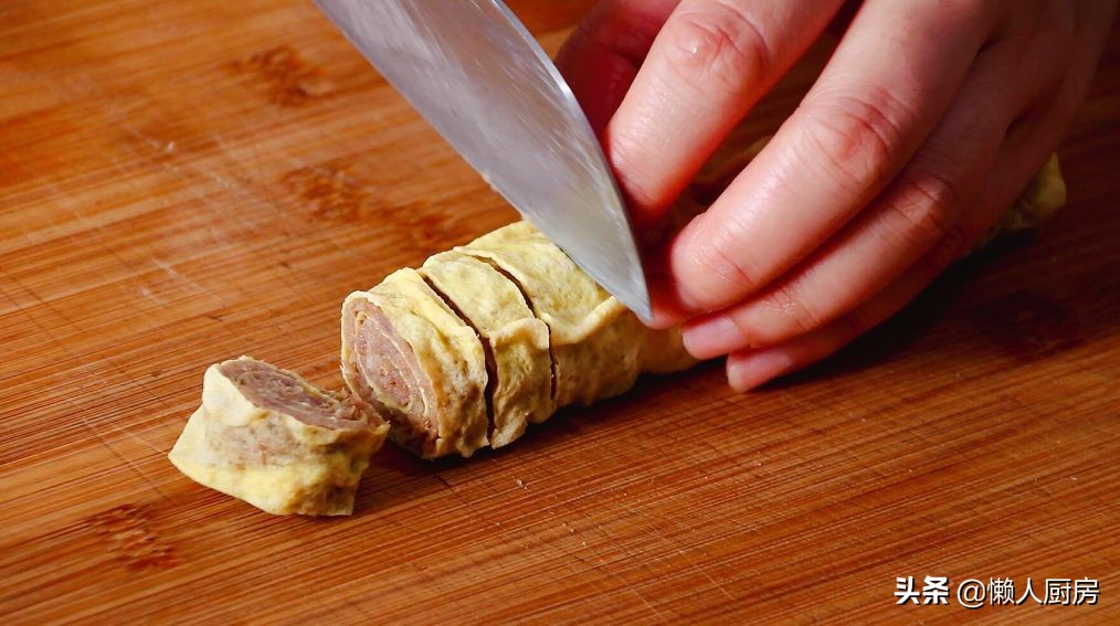 猪肉配上莲藕，既是汤又是菜，加上一点韭菜后，吃起来特别的鲜