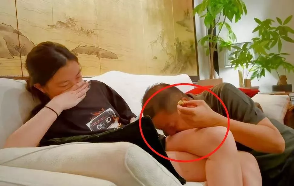 wenno:李亚鹏亲吻15岁女儿大腿惹争议:这样的父