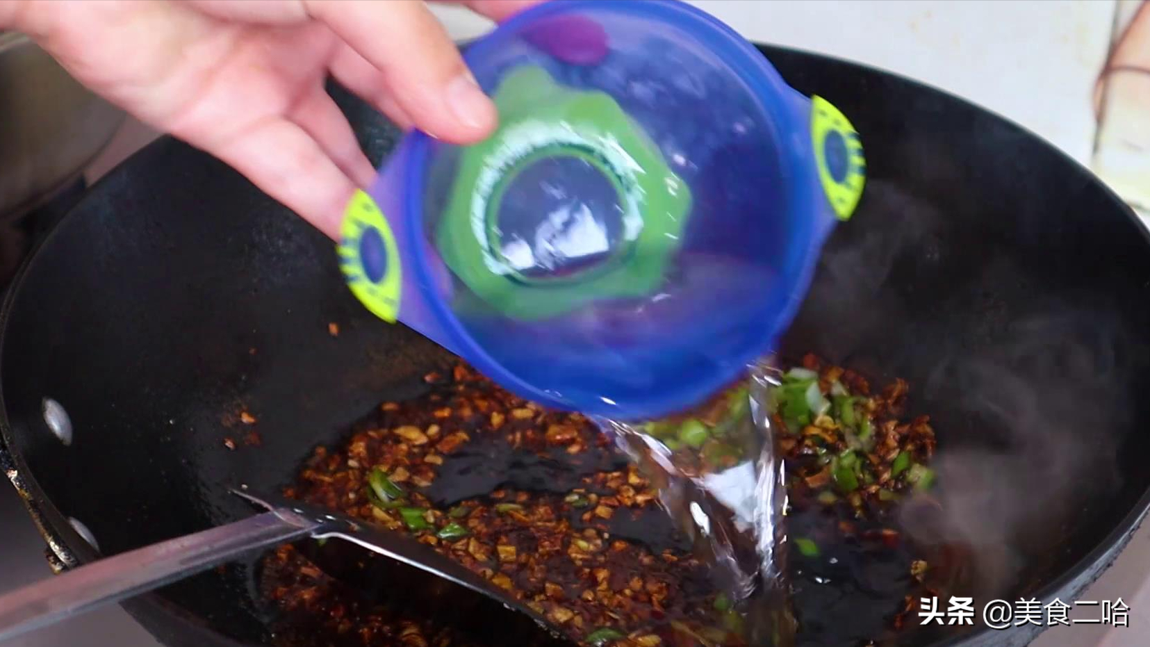 愛吃腸粉不用買，家裡有盤子就能做出來，腸粉透亮筋道，不會斷裂