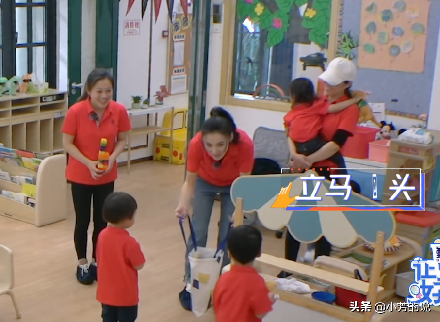 张柏芝去幼儿园看孩子，双膝跪地有耐心，妆容是对孩子最大的尊重
