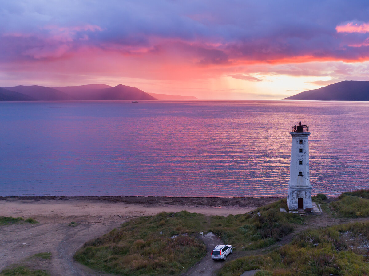 鄂霍次克海有白鲸有帝王蟹但不能游泳
