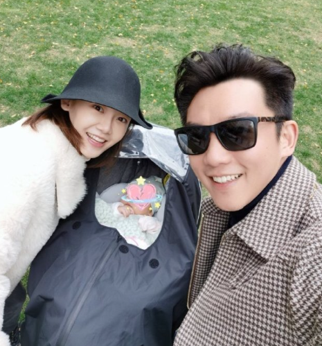 郑恺为女儿办百日宴，苗苗打扮得低调简朴，郑