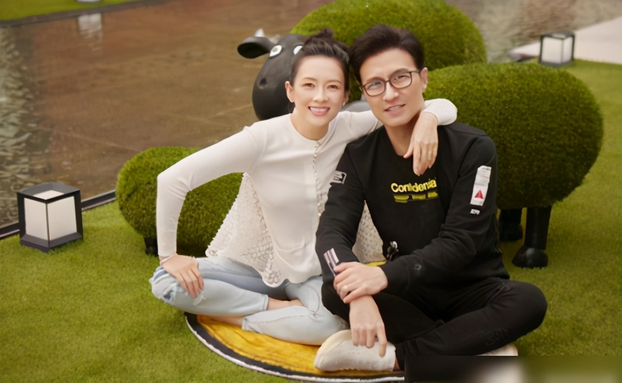 章子怡抱女儿探班汪峰，见证对方高光时刻，毫不掩饰对丈夫的崇拜