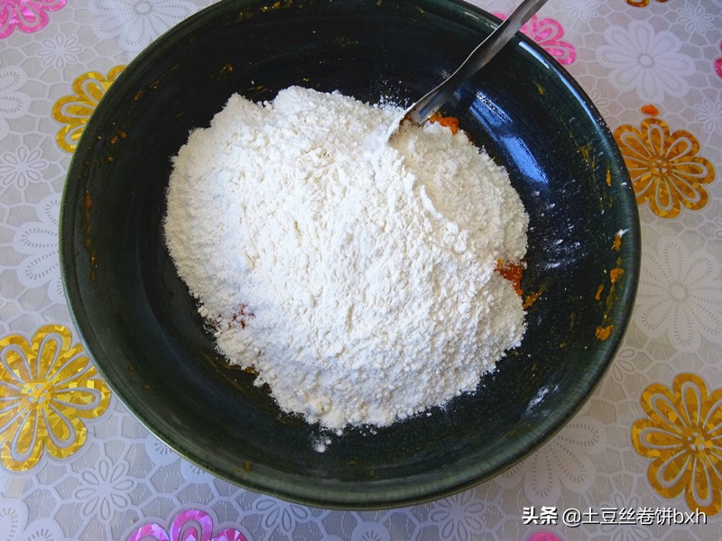 別再直接吃蒸紅薯了，用它來做餅，暄鬆多層好消化，越吃越愛