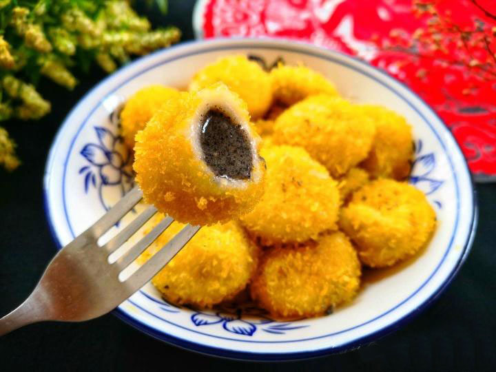 過年炸湯圓，直接下鍋容易炸，多加1步，不炸不裂，香脆酥糯