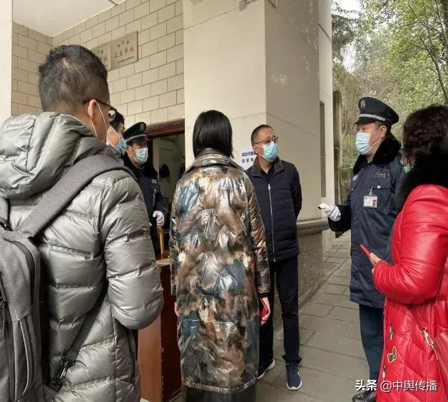 内江市政法委二级巡视调研员李若木一行到翔龙社区调研疫情防控工作