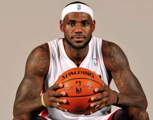 哦，勒布朗·詹姆斯的高中生活竟然如此丰富！太