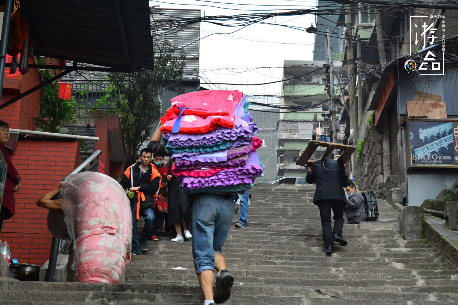 在来福士的阴影下劳动，朝天门的棒棒们，贫穷与勤劳不是原罪