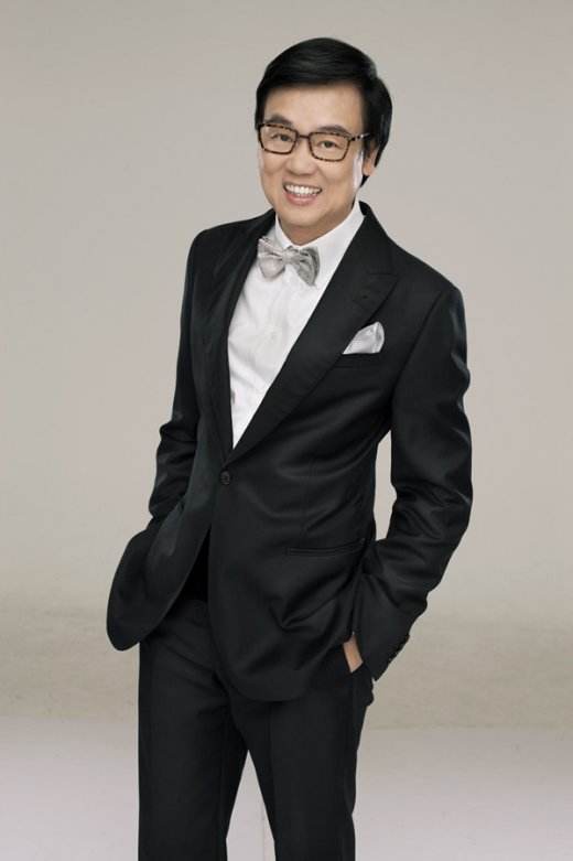 74岁黄百鸣带3位美女开游艇派对，合照秀腹肌，