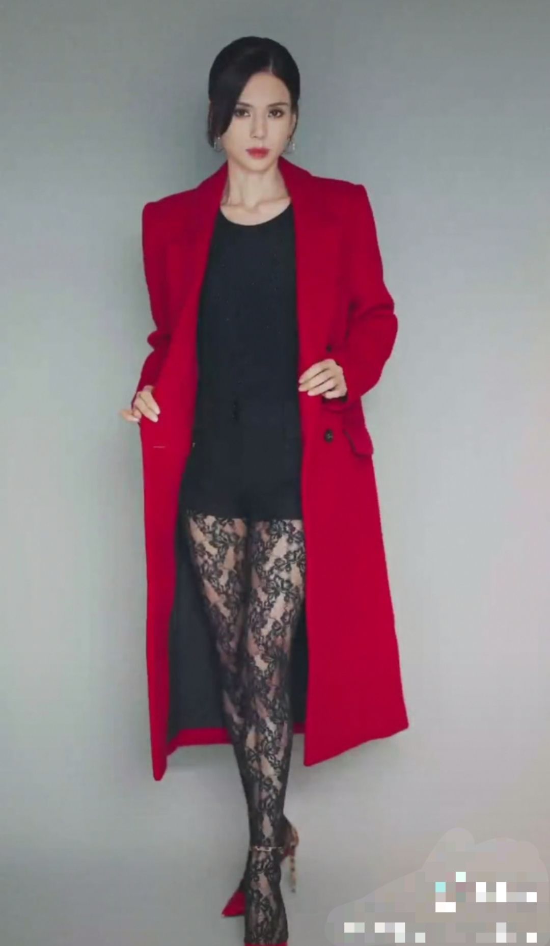 55岁李若彤暴瘦到脱相？脸部仍然是少女，颈部皮肤却松垮吓人