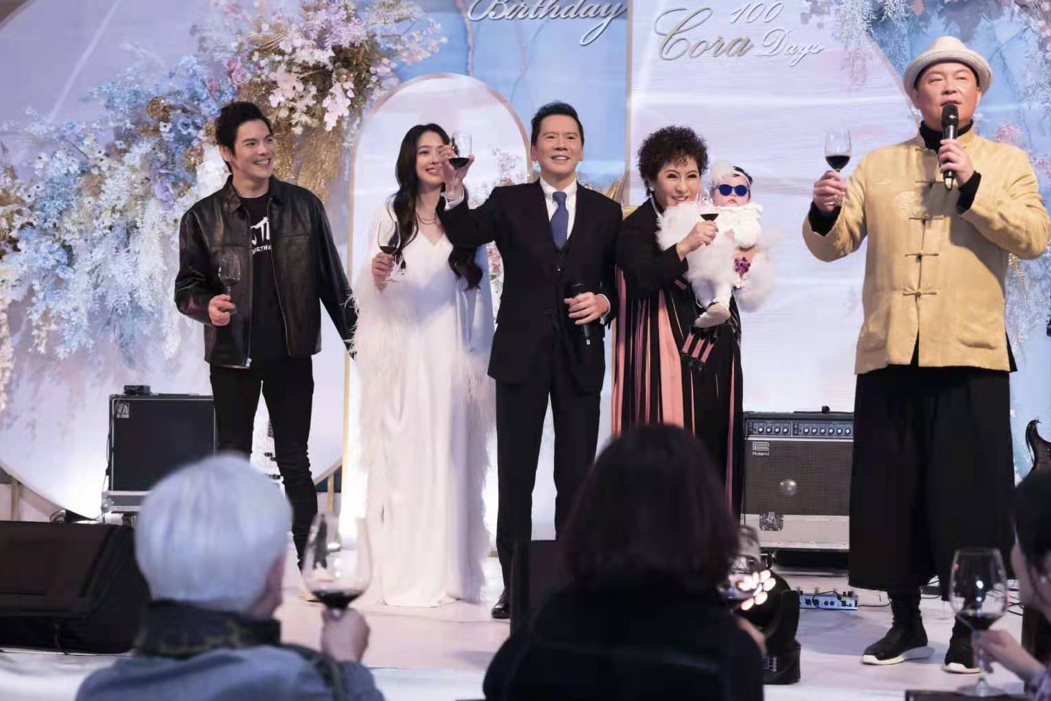 郭碧婷学习向太穿搭，女儿百日宴上穿20万连衣裙