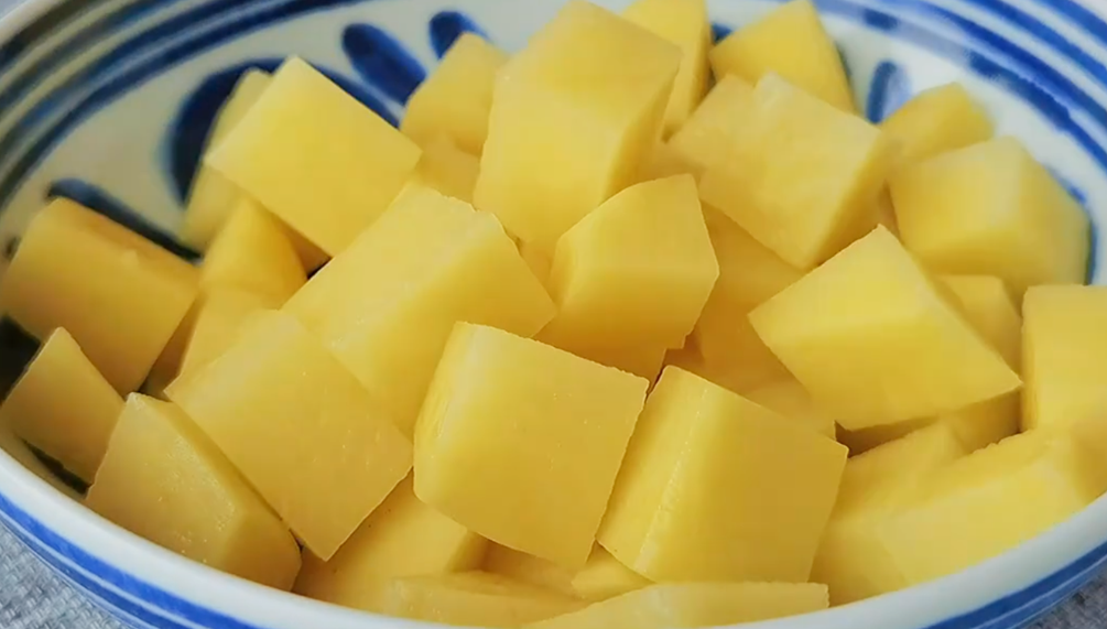 一把花生米放入大米里，太好吃了，大米不夠吃了，出鍋孩子搶著吃