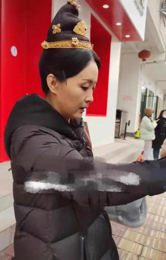 46岁王艳近照曝光，面容憔悴法令纹明显，网友：豪门生活不如意