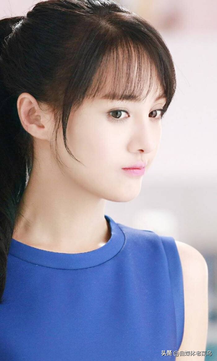 郑爽的海报曝光，“泡面头”造型好减龄，看起