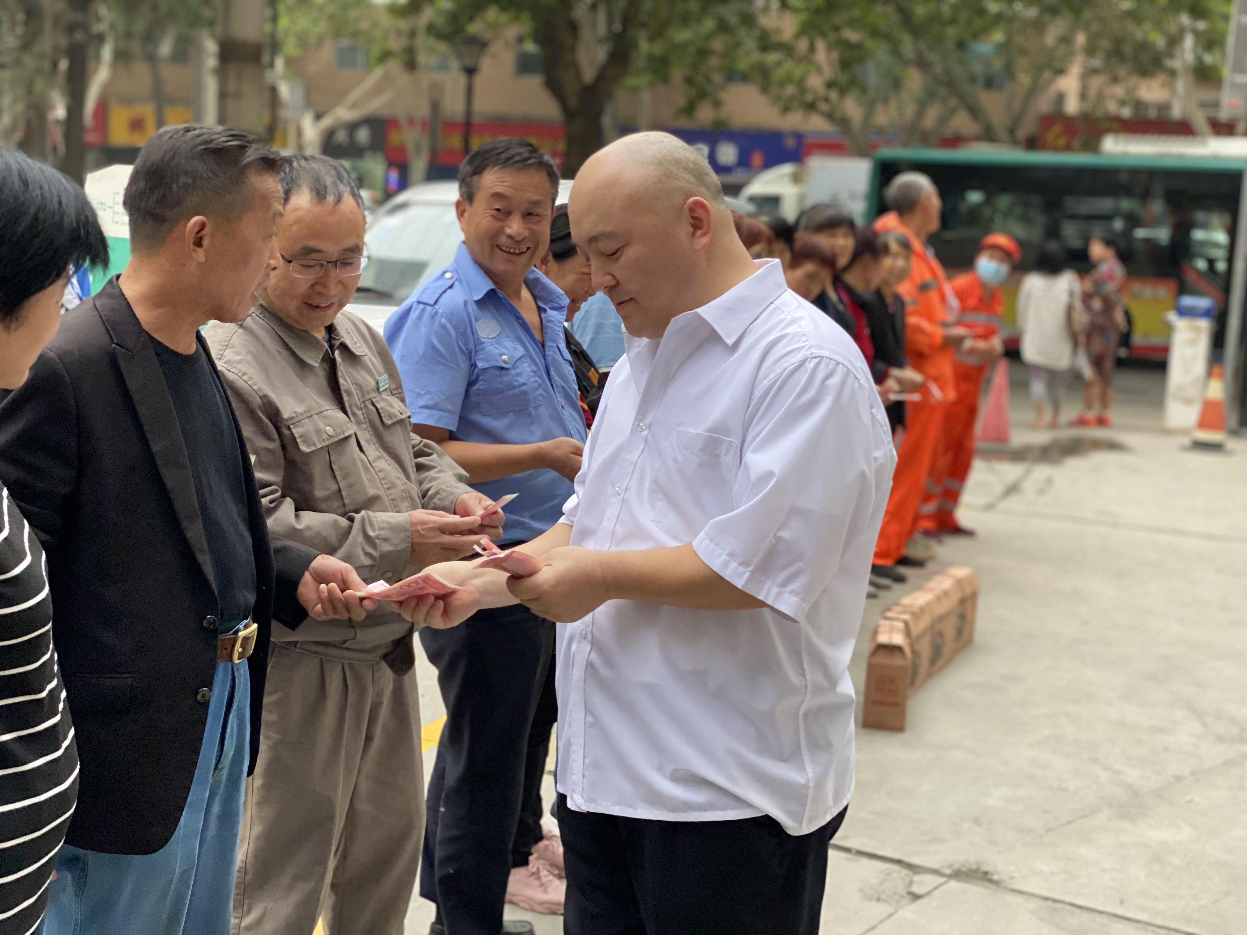 陜西政協委員少華集團董事長高海軍在中秋節前夕慰問一線環衛工人
