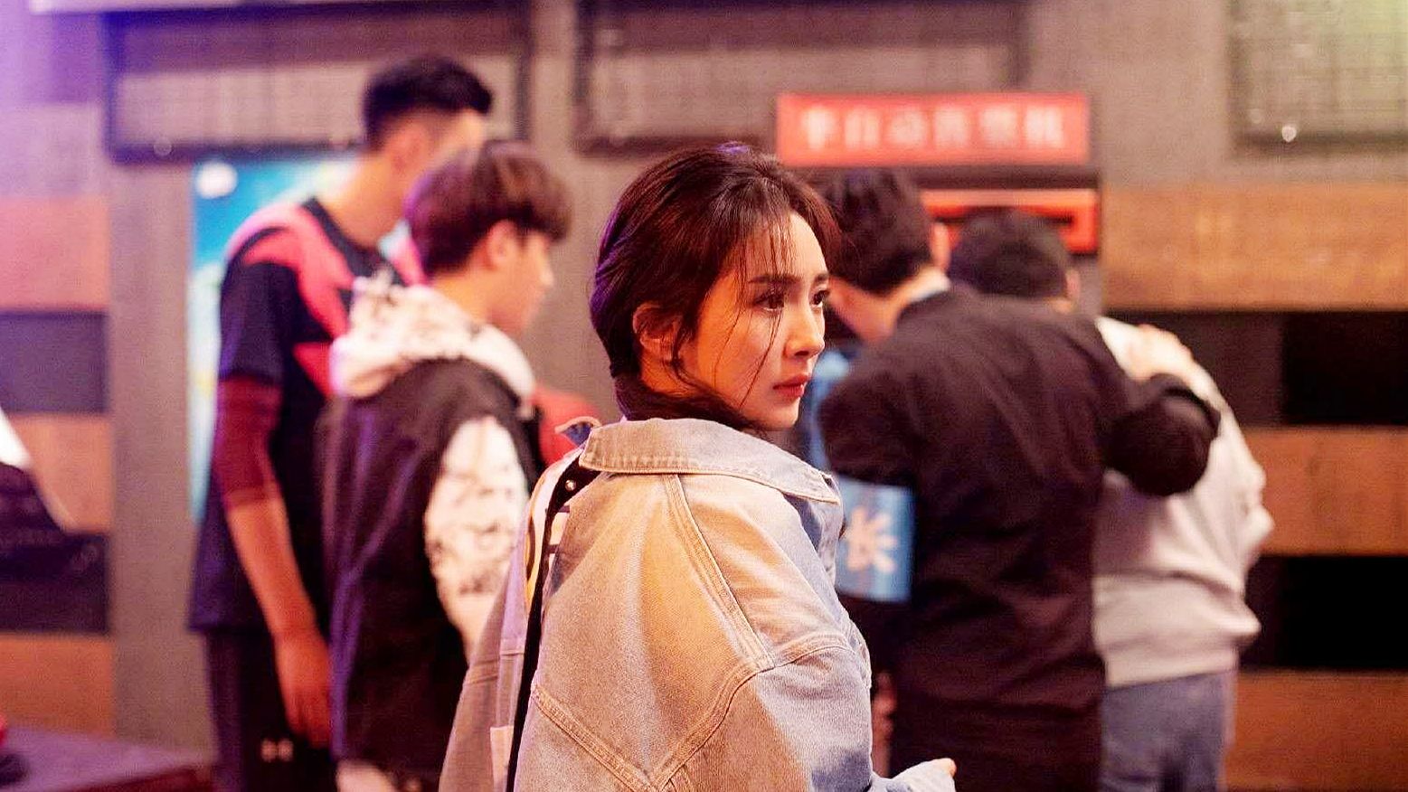 《密室大逃逃》路透，全员一身粉嫩，黄明昊吐