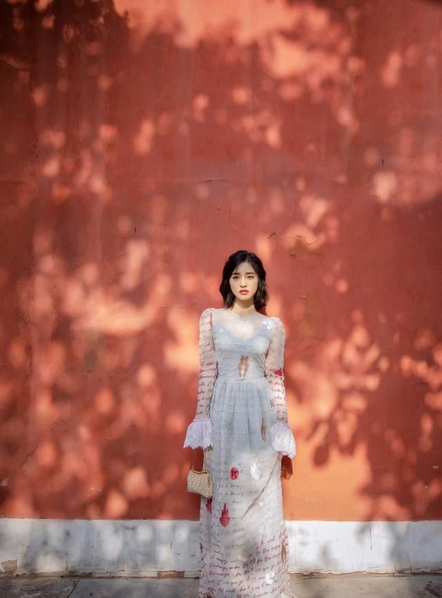 沈月机场终于穿高跟鞋，格纹西装变总裁好霸气