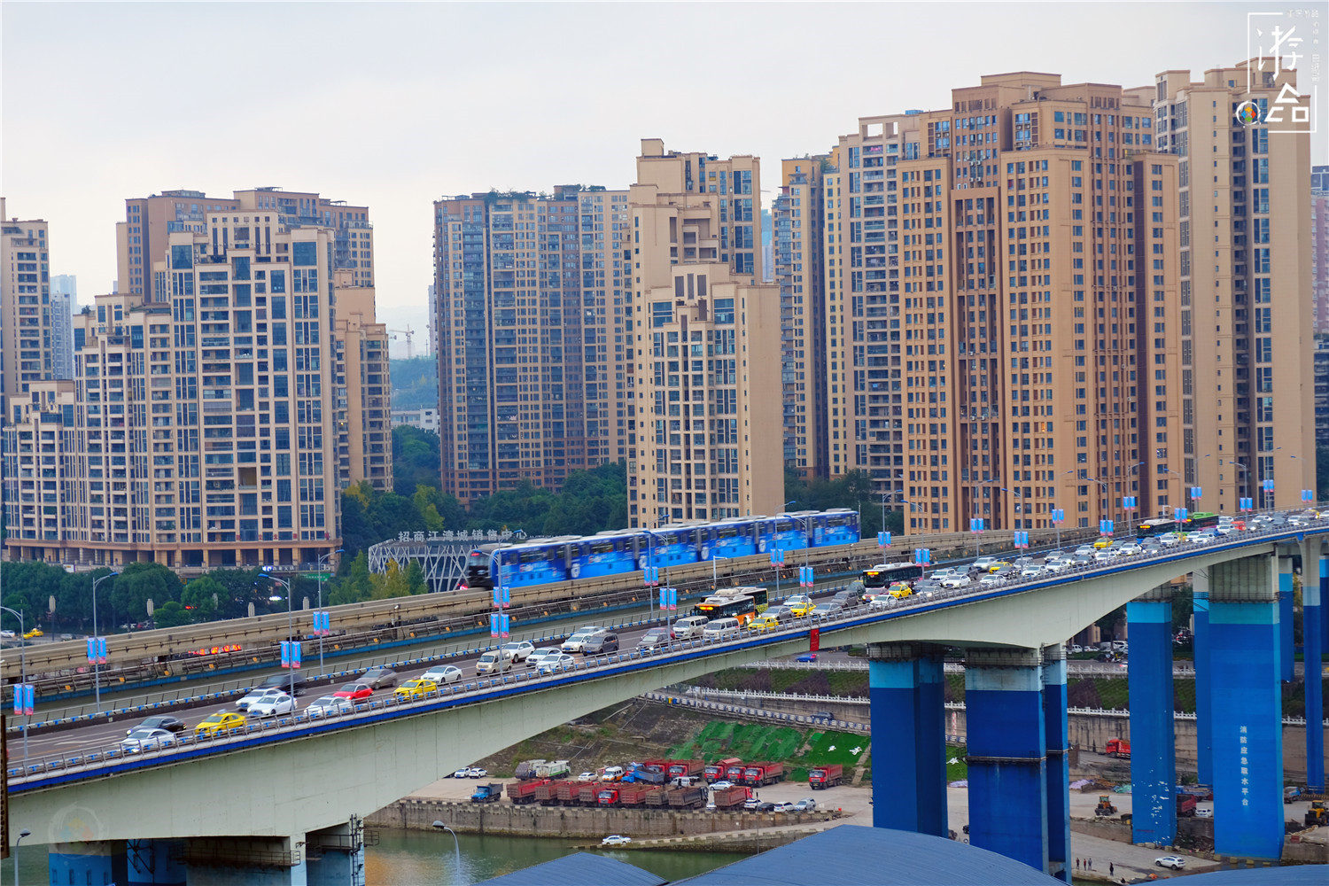 重庆不可忽略的两座大桥，轨道与公路并行，因游客太多被交通管制