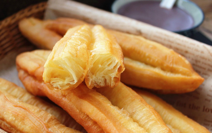 炸油條，不要只用酵母和雞蛋，好多人忘記加它，難怪吃著硬不酥脆