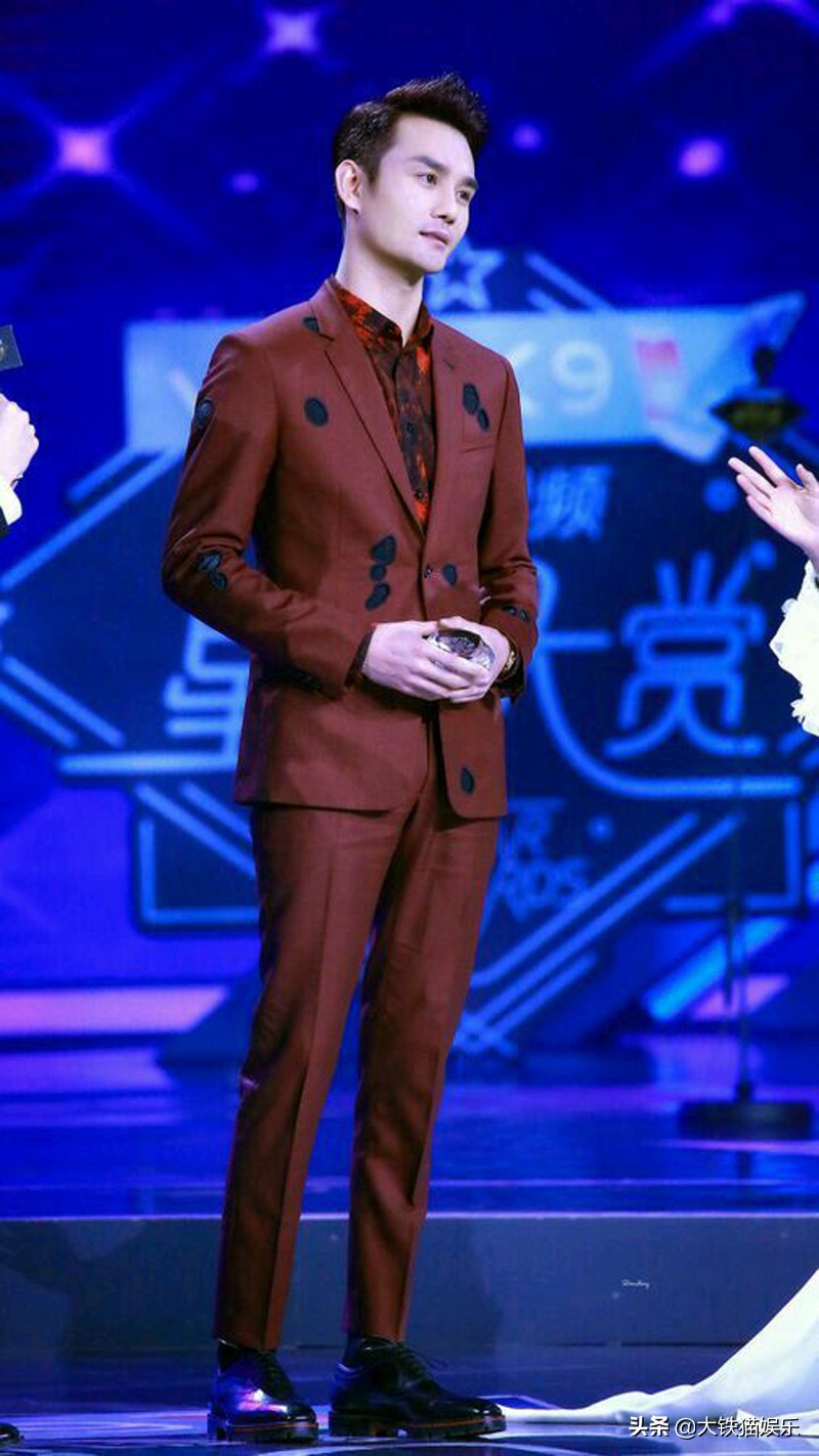 穿西装好看的男星，只服这8位，仪态万方，贵气
