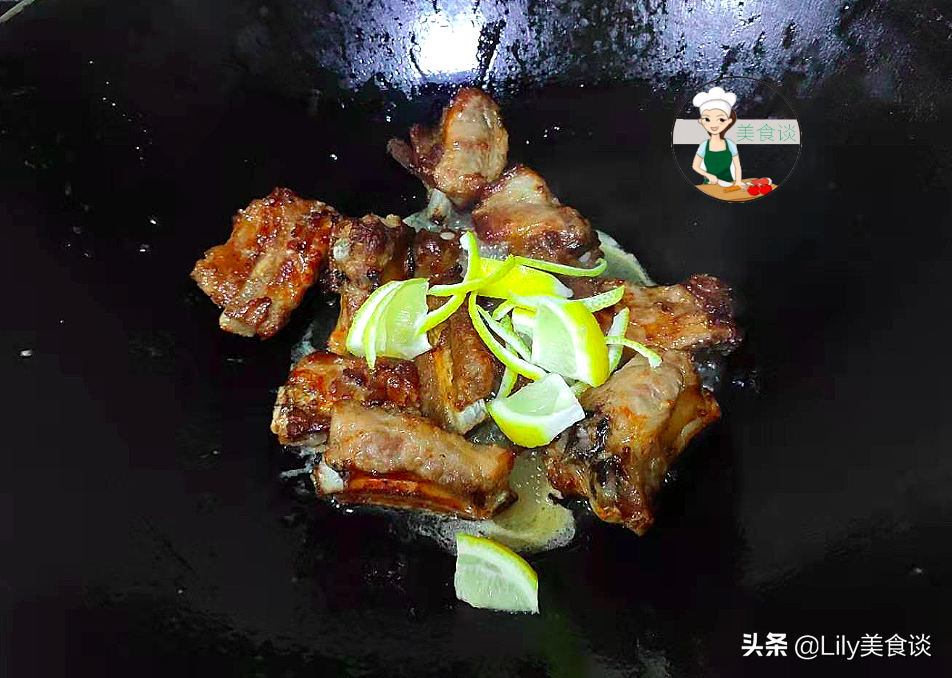 炸排骨時，別直接就下鍋炸，教你一招，排骨外焦里嫩，簡單又營養