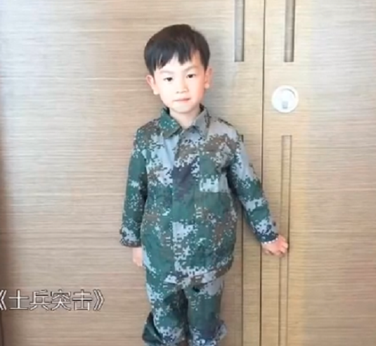 王寶強10歲女兒長大啦！ 和馬蓉同框雙腿又細又長，長相卻更像爸爸