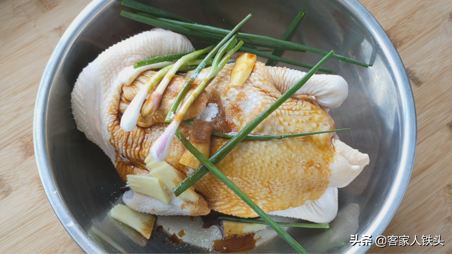 客家人吃鸡真有一套，一整只放电饭锅里，皮香肉滑，好吃到不想停