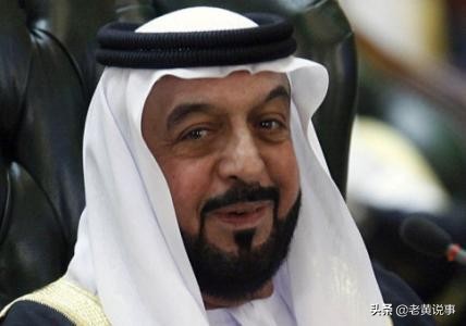 国王外出度假，银行账户突然被冻结，儿子来电：我已经继位了