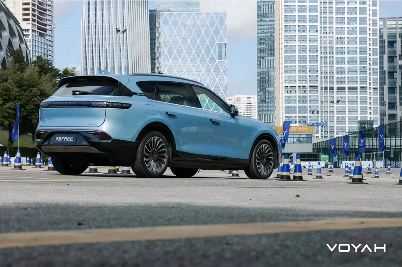 岚图free试驾:4.5秒破百,给你30万,你会买它还是理想one?