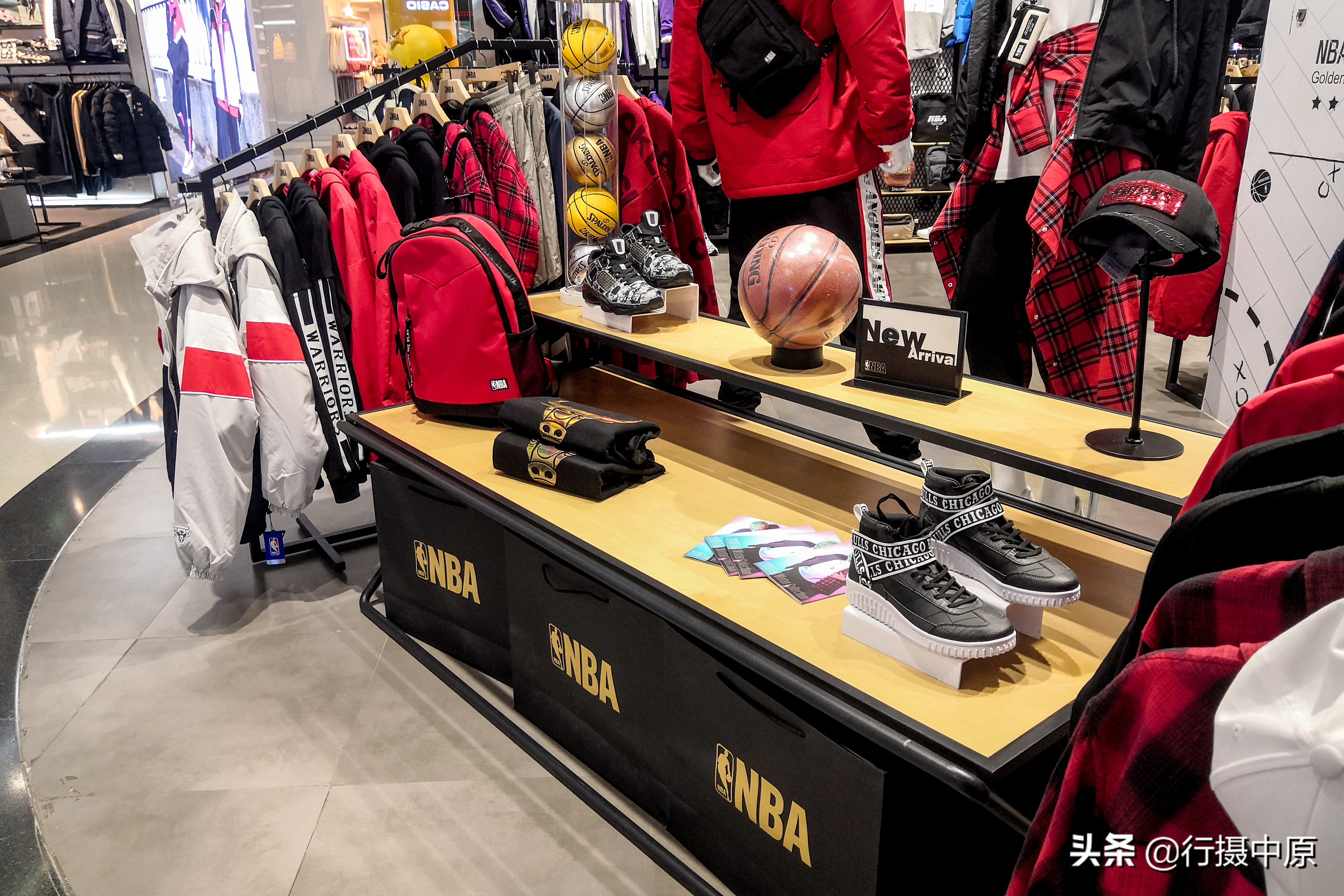 淘宝上有哪些nba球衣店(探访郑州的nba店铺后，发现这些店有了一致的变化)